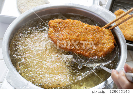 豚カツの調理風景 129055146