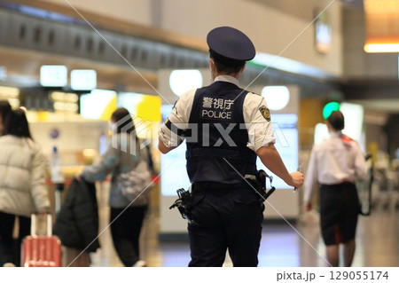 空港を警備する警察官 後ろ姿 警備 警視庁の警察官 空港を警備する警察官 後ろ姿 警備 警視庁の警察官 129055174