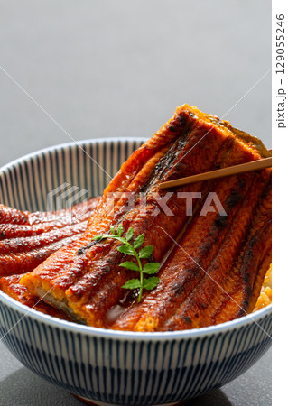 鰻丼　ウナギのかば焼き 129055246