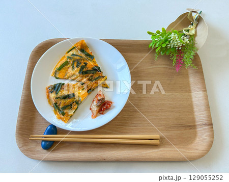 糸島産ニラと卵のキムチ入りニラ玉焼き|ごはんがすすむ副菜 糸島産ニラと卵のキムチ入りニラ玉焼き|ごはんがすすむ副菜 129055252