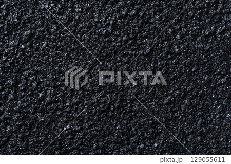 黒いアスファルトのザラザラした質感を捉えた高解像度テクスチャ素材。道路・舗装・建築背景として使える質 129055611