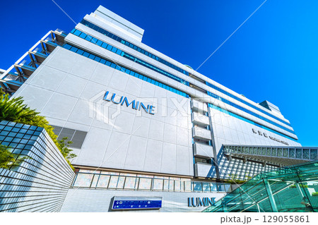 日本の横浜都市景観7月。横浜駅東口（中央）などを望む 129055861