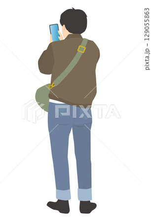 街中でスマートフォンを見る男性の後ろ姿 街中でスマートフォンを見る男性の後ろ姿 129055863