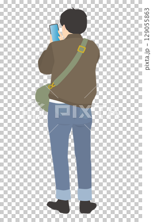 街中でスマートフォンを見る男性の後ろ姿 街中でスマートフォンを見る男性の後ろ姿 129055863