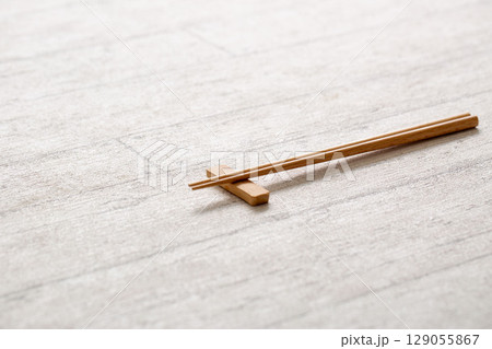 テーブルに置かれた箸 129055867