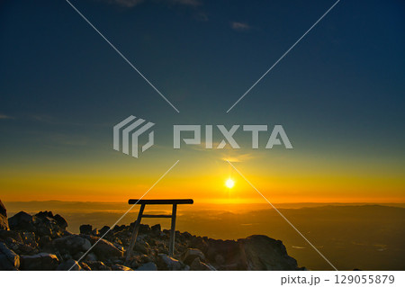 栃木県那須町　茶臼岳の山頂から見る日の出と鳥居 129055879