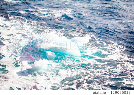 ice at the North pole and near in 2016 ice at the North pole and near in 2016 129056032