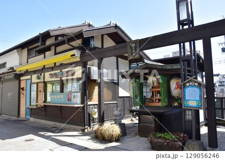 松本市 縄手通りの蛙大明神と商店街 松本市 縄手通りの蛙大明神と商店街 129056246