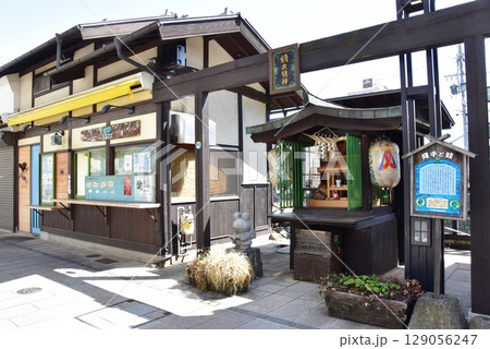 松本市　縄手通りの蛙大明神と商店街 129056247