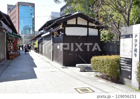 松本市　縄手通り商店街と周辺町並み 129056251