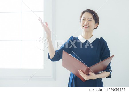 ミドル女性のポートレート ミドル女性のポートレート 129056321