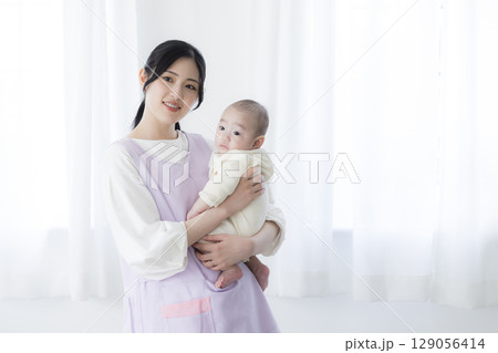 ベッドに寝転ぶ赤ちゃん　　 129056414