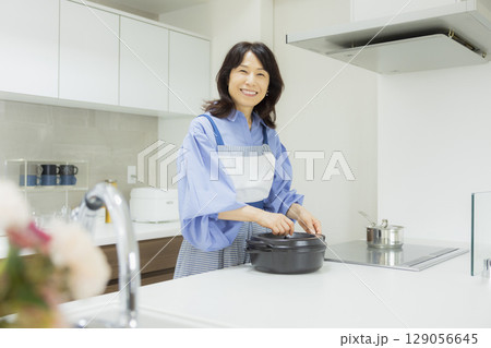 料理をする女性 129056645