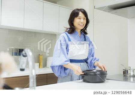 料理をする女性 129056648