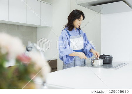 料理をする女性 129056650