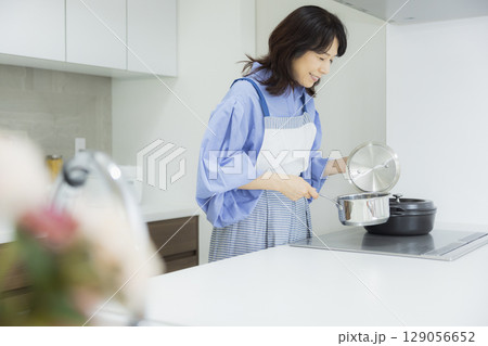 料理をする女性 料理をする女性 129056652