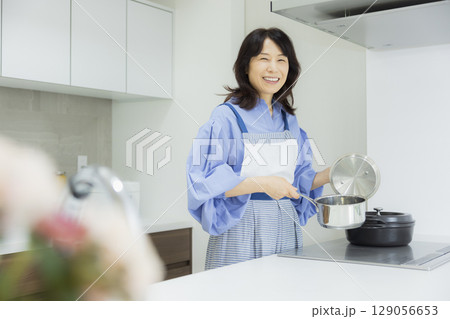 料理をする女性 129056653