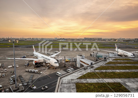 東京都、羽田空港第1ターミナルの夕景 129056731