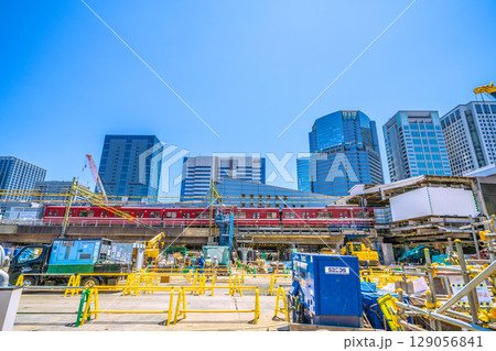 日本の東京都市景観 品川駅前の再開発やオフィスビル群などを望む 129056841