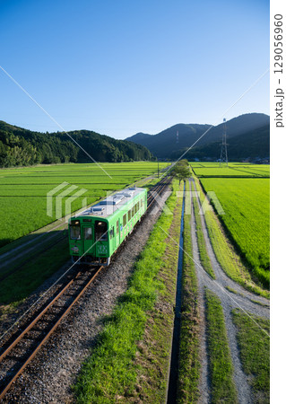田園地帯を走るローカル線 129056960