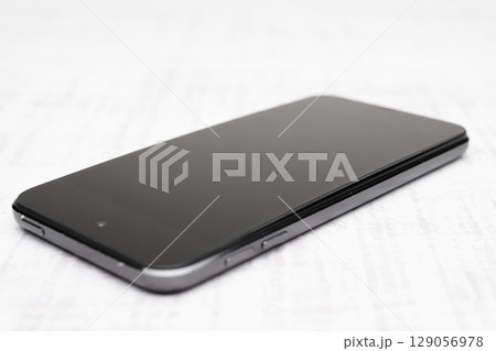 膨張したスマホのバッテリー 膨張したスマホのバッテリー 129056978