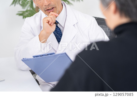 医療イメージ　医師　患者　対面 129057085