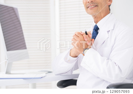 医療イメージ 白衣の男性 手元 医療イメージ 白衣の男性 手元 129057093