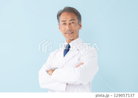 医療イメージ 白衣の男性 ブルーバック 医療イメージ 白衣の男性 ブルーバック 129057137