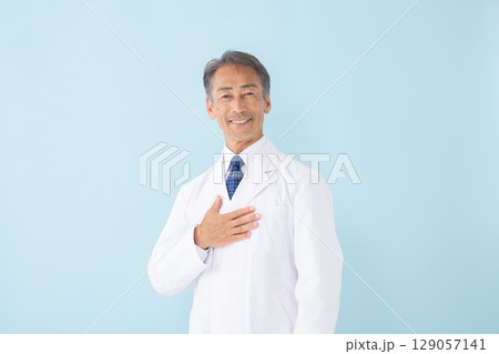 医療イメージ　白衣の男性　ブルーバック 129057141