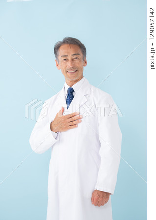 医療イメージ　白衣の男性　ブルーバック 129057142