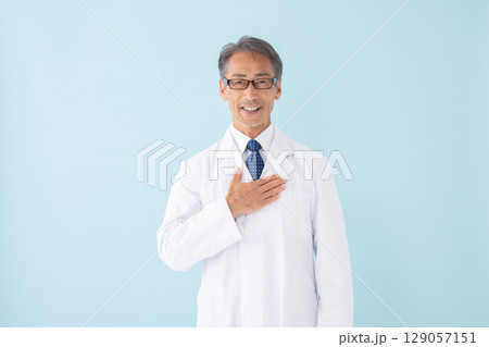 医療イメージ　白衣の男性　ブルーバック 129057151