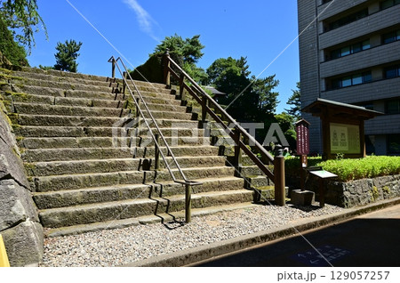 福井城の模擬天守前の階段 129057257