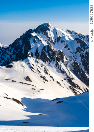 マジックアワー モルゲンロートの剱岳と剱沢(別山からの景色) 残雪期の北アルプス立山・別山登山 マジックアワー モルゲンロートの剱岳と剱沢(別山からの景色) 残雪期の北アルプス立山・別山登山 129057682