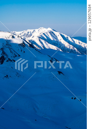 マジックアワー モルゲンロートの薬師岳と浄土山(別山からの景色) 残雪期の北アルプス立山・別山登山 マジックアワー モルゲンロートの薬師岳と浄土山(別山からの景色) 残雪期の北アルプス立山・別山登山 129057684