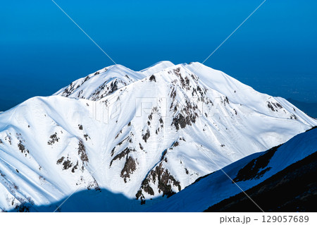 マジックアワー　別山乗越から見るモルゲンロートの奥大日岳と大日岳　残雪期の北アルプス立山・別山登山 129057689