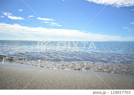 夏の広がる水平線:きらめく波打ち際 夏の広がる水平線:きらめく波打ち際 129057703