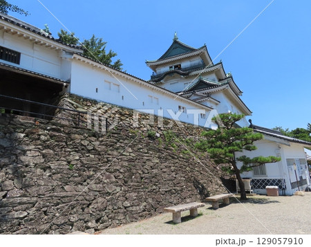 史跡和歌山城、虎伏山とらふすやまに立つ和歌山県のシンボル、紀州徳川家の居城、青空に白壁の城 129057910