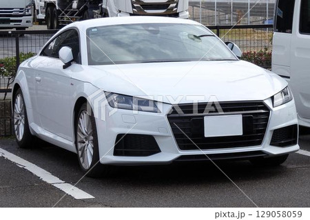 駐車場に停めた車(アウディ・TTクーペ 3代目) 駐車場に停めた車(アウディ・TTクーペ 3代目) 129058059