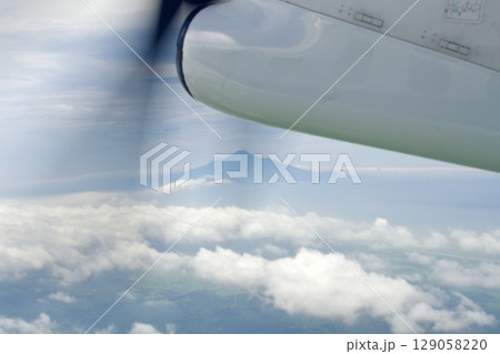 飛行機から見た利尻富士 129058220