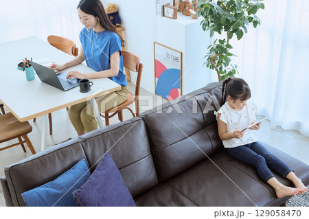 在宅勤務する母親とタブレットを楽しむ子ども 在宅勤務する母親とタブレットを楽しむ子ども 129058470