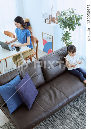在宅勤務する母親とタブレットを楽しむ子ども 在宅勤務する母親とタブレットを楽しむ子ども 129058471