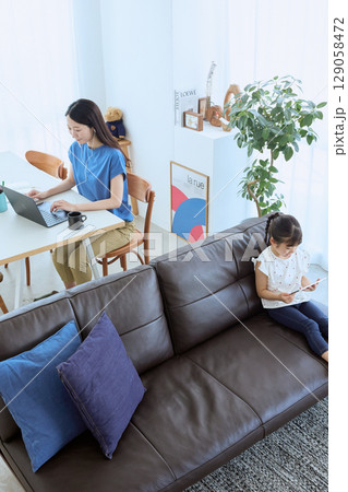 在宅勤務する母親とタブレットを楽しむ子ども 在宅勤務する母親とタブレットを楽しむ子ども 129058472