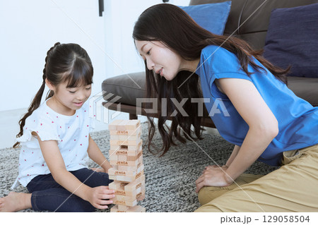 母娘のふれあいと室内知育ゲームの風景 129058504