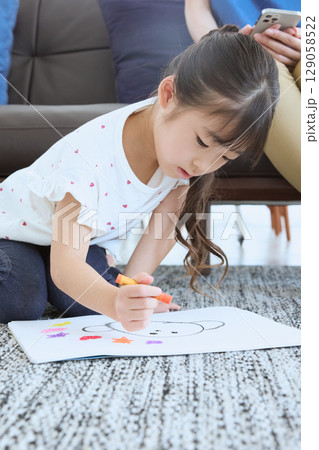 自由な発想で描く、子どもの手描きイラストと 129058522