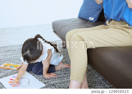 自由な発想で描く、子どもの手描きイラストと 自由な発想で描く、子どもの手描きイラストと 129058523