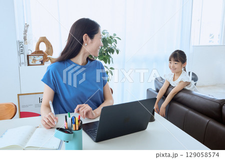 在宅勤務する母親とタブレットを楽しむ子ども 在宅勤務する母親とタブレットを楽しむ子ども 129058574