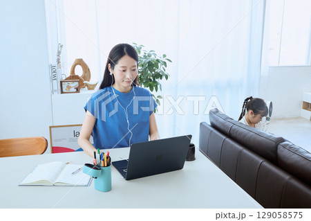 在宅勤務する母親とタブレットを楽しむ子ども 在宅勤務する母親とタブレットを楽しむ子ども 129058575