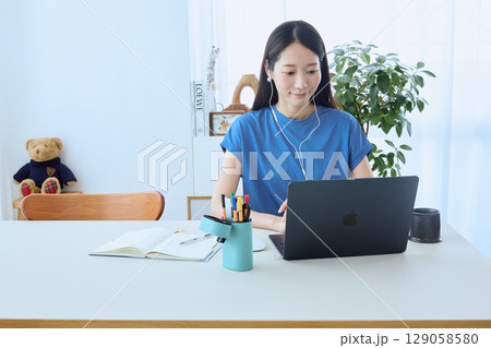 自宅でリモートワークをする女性のオンライン 129058580