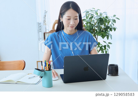 自宅でリモートワークをする女性のオンライン 129058583