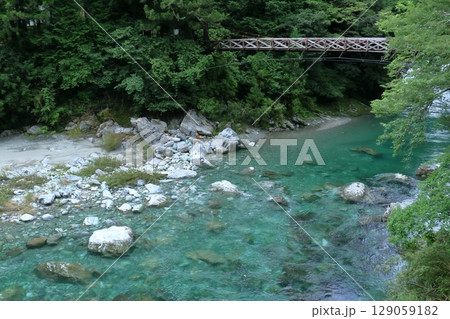 清流安居川と余能橋　夏　（高知県　仁淀川町　安居渓谷） 129059182